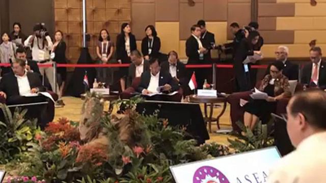 H.E. Deputy Prime Minister Prak Sokhonn left for Thailand for the ASEAN Foreign Ministers’ Retreat смотреть онлайн