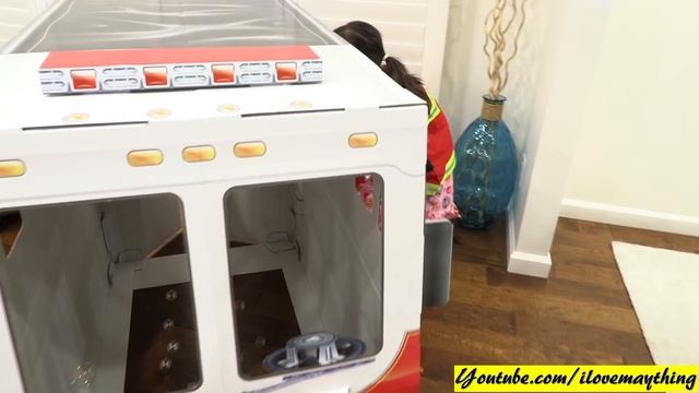 Fire Fighters Pretend Playtime! A Fire Truck Playhouse and Bubble Guns. Plus Toy Gun for Kids смотреть онлайн