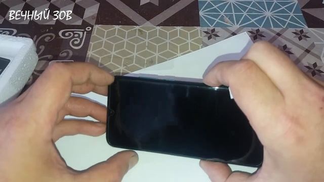 Как правильно наклеить защитное стекло с ГЕЛЕМ.mp4 смотреть онлайн