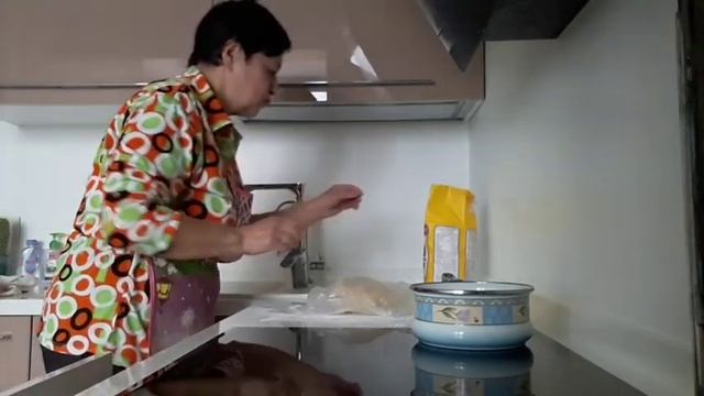 Готовлю тесто для пиццы! В новой обстановке ? смотреть онлайн