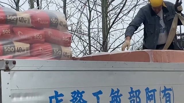 30.04.23. Снова натянули тент на треть дома. Надолго…. Печная труба + вытяжки продолжает расти. смотреть онлайн