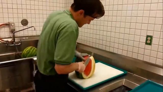 Как быстро и просто нарезать арбуз. смотреть онлайн
