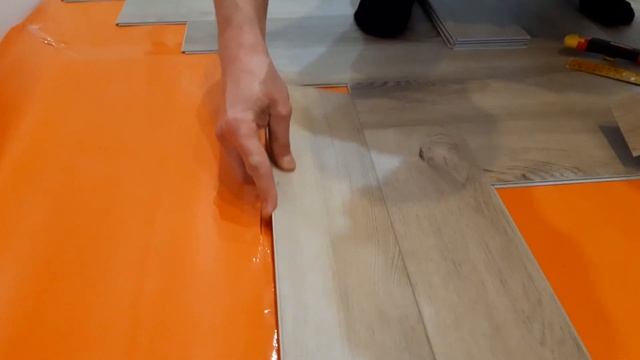 Монтаж каменно - полимерной плитки (кварц - винила) "Alpine Floor" ёлочкой. смотреть онлайн