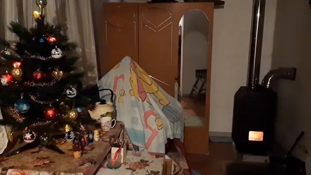 Уют. Ёлка. Печь. С Наступающим! #уют #дача #тепло #печь #наступающий #новыйгод #СлаваБогу смотреть онлайн
