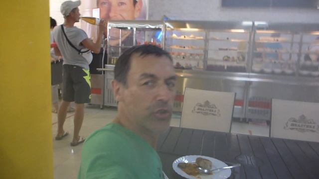 В Новофёдоровке сначала обедаю в большой столовой в ТРЦ