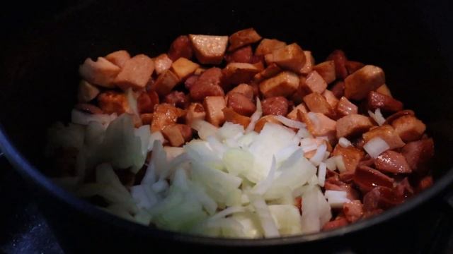 Видеорецепт . Из копчёностей и колбаски сделали вкусную СОЛЯНКУ смотреть онлайн