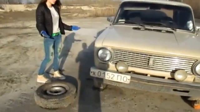 Как заменить колесо и как правильно садится в автомобиль смотреть онлайн