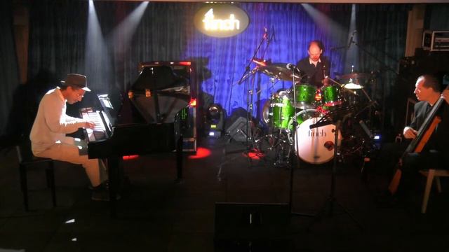 Karim, Aron & Dee - Peace - Horace Silver - The Finch 25th August 2017 смотреть онлайн