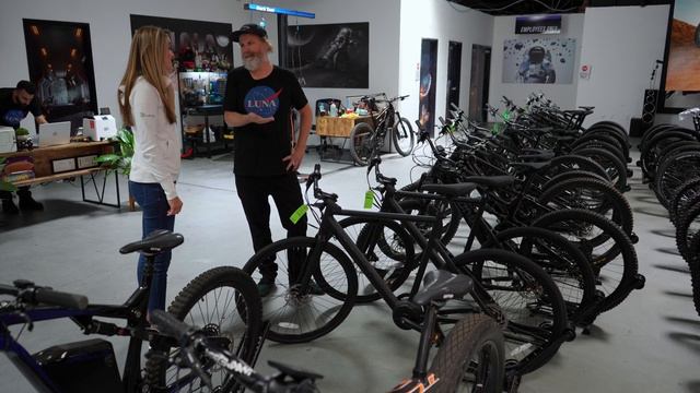 Luna Cycle Headquarters Part 1 | Tour w/ Founder Eric Hicks смотреть онлайн