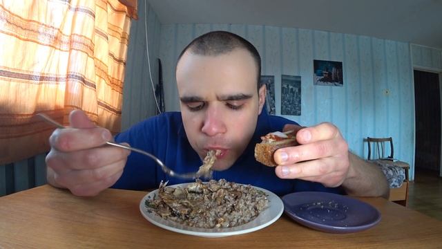 МУКБАНГ/ИТИНГ ШПРОТЫ и КАША ГРЕЧНЕВАЯ/ БУТЕРБРОД с КЕТЧУПОМ и ЛУК/ОБЖОР/ ЕДА/ УЖИН/ MUKBANG/EATING
