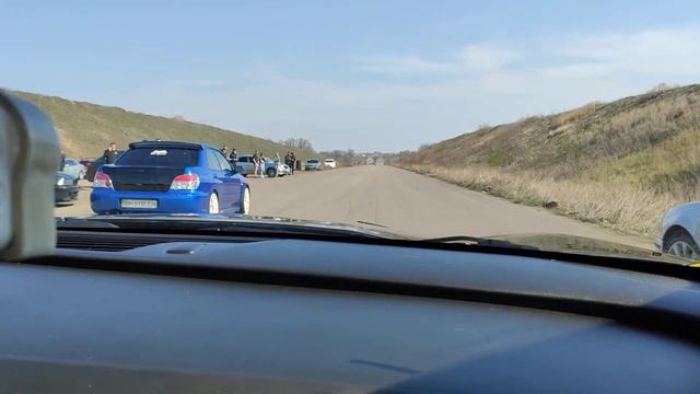 Chevy Camaro Бамблби автомат 3.6L против фаршированного  Subaru Impreza на механике