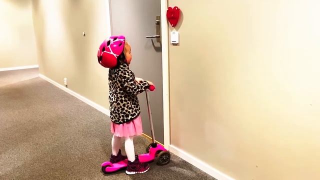 Вика получила новый самокат / Vika gets a new kick scooter смотреть онлайн