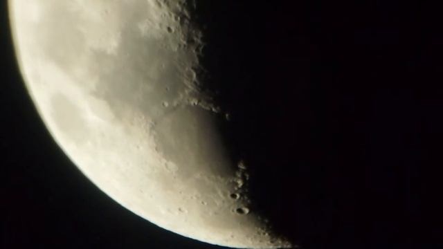 Moon Olympus E-PM1 + H-2 18mm f/1.4 + 2X Barlow Lens (D=114, f=500) смотреть онлайн