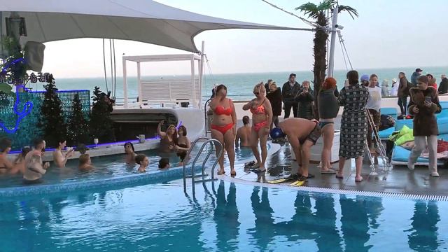 🔴🔴 Bathing In Ice Water, Beautiful Women Taking A Cold Bath. Baptism In Ukraine