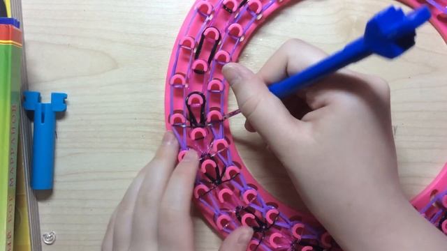 Как сделать из резиночек rainbow loom браслет Monster high смотреть онлайн