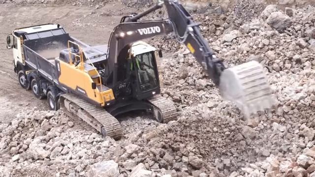 Гусеничный экскаватор Volvo EC 220 E смотреть онлайн