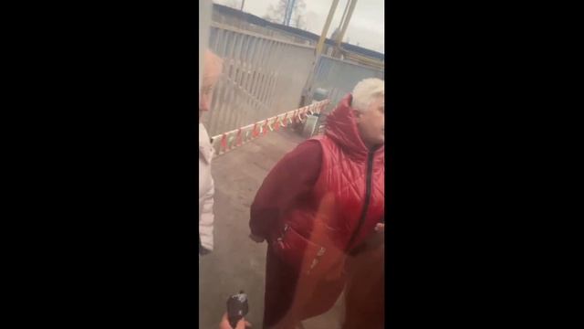 Женщины с ребенком инвалидом подрались на штрафстоянке смотреть онлайн