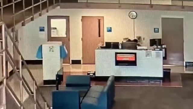 Заключенные выбегают из камер и видят охранника, то что они сделали многих поразило... смотреть онлайн