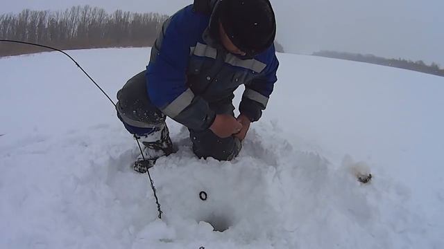 1 апреля.Душевная рыбалка на р Белая.Жерлицы + мормышка. Хороший бонус))) смотреть онлайн