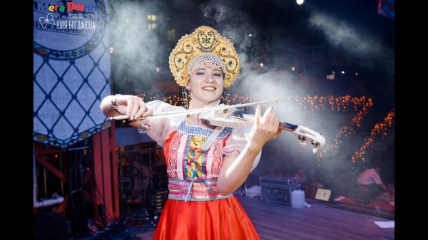 Dancing violinist plays Russian songs ("Russian songs" by Evgeniya Maltseva)
