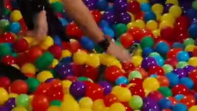 Jackass 2 anaconda ball pit смотреть онлайн