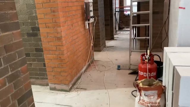 27.10.23. Ну прям зима…! Центральное крылечко варим. Стены 2 этажа поднимаем до стропильных балок. смотреть онлайн