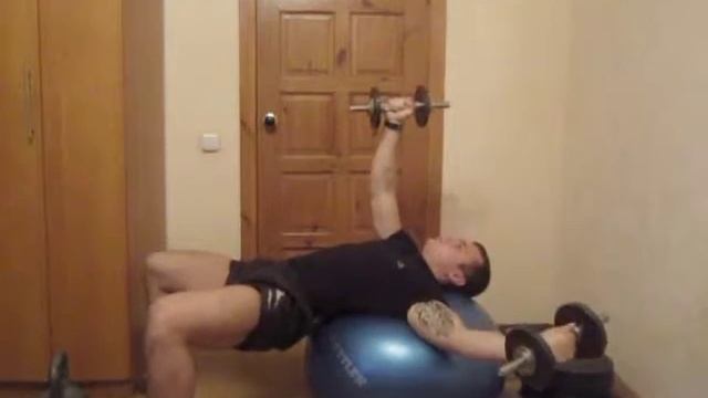 Тренировка грудных мышц дома :Урок 12 Разведение гантелей на фитболе смотреть онлайн