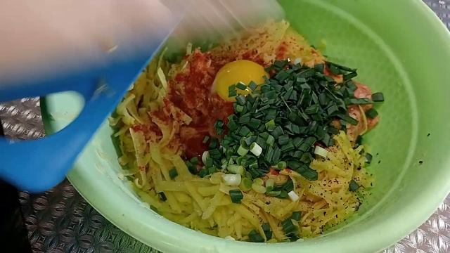 ЭКОНОМНЫЕ РЕЦЕПТЫ! БЮДЖЕТНОЕ МЕНЮ! КАРТОФЕЛЬНЫЕ ДРАНИКИ С ФАРШЕМ!#драники #кулинария #дача #рецепты смотреть онлайн