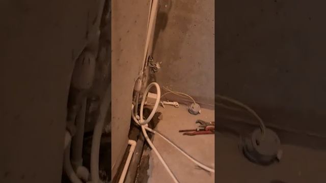 Нужен тёплый пол в ванной комнате? Каждый решает сам, но мне очень комфортно когда плитка тёплая. смотреть онлайн