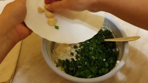 Треугольники из лаваша с творогом, сыром и зеленью.