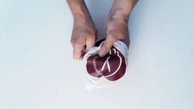 Шляпа от Yogurt Creative Group превращается в... смотреть онлайн