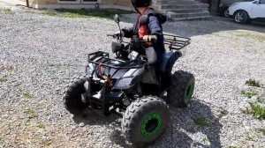 Ребенок дрифтует на квадроцикле. На квадроцикле езда почти боком! Форсаж на гравии на квадроцикле.