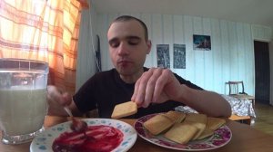 МУКБАНГАСМР ПЕЧЕНЬЕ с МОЛОКОМ и ВАРЕНЬЕМ ОБЖОР ЕДА на камеруEATING ОБЕД ASMRMukbang #142