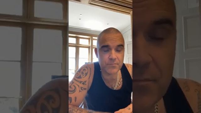 Robbie Williams sings "One" by U2 смотреть онлайн