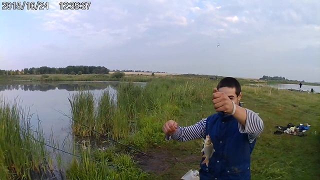 День 1 рыбалки с другом(КЛЁВ КАК ИЗ ПУЛИМЕТА) смотреть онлайн