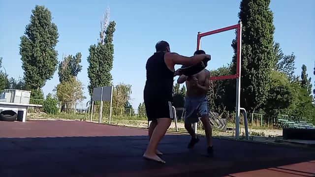 БОКС boxing "делаем работу плечей расслабленной и живой - бьем с опущенных рук" смотреть онлайн