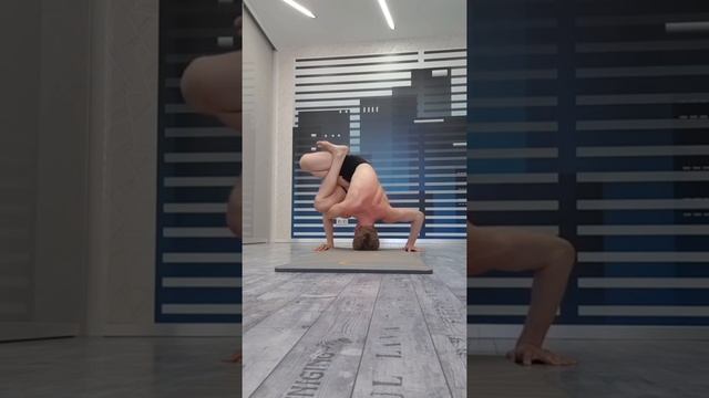 Поза йоги под названием паршва куккутасана смотреть онлайн