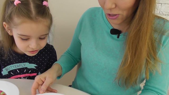 Живая Радуга из Skittles / Ульяна с мамой устроили яркий челлендж / Детское видео на канале УльТиВи смотреть онлайн