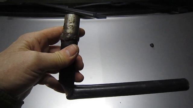 Как открутить закисший болт колеса на автомобиле смотреть онлайн