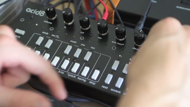 Twisted Electrons Acid8 MKII – sound demo смотреть онлайн