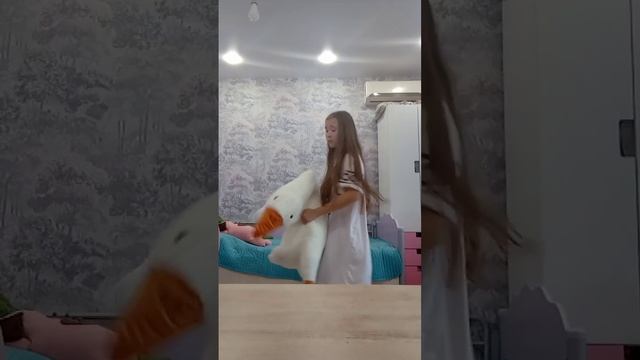 у меня сегодня день рождения мама папа и сестра подарили мне большого гуся обнимуся и колонку Алису смотреть онлайн