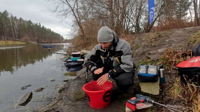 Как замешать прикормку на фидер зимой / Как добавлять живой компонент / Фидер по холодной воде смотреть онлайн