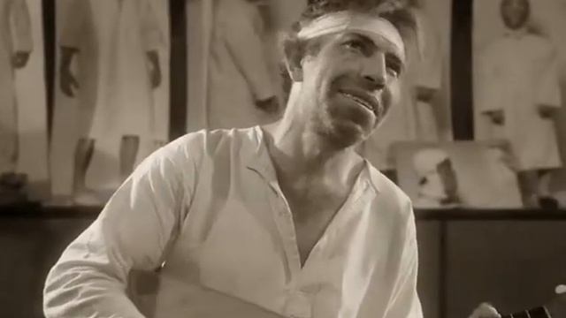 Шариков играет на балалайке. Собачье сердце