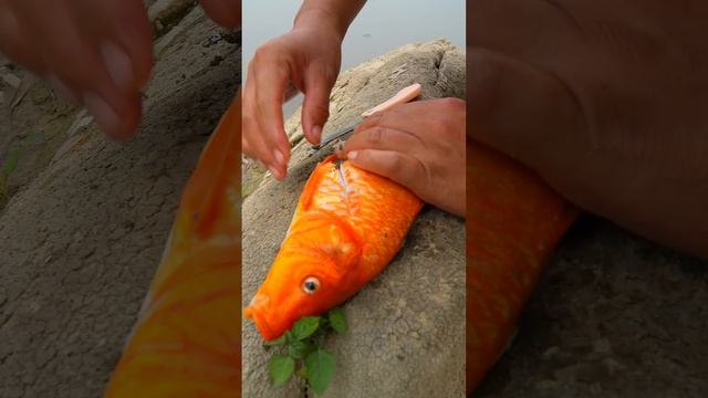 Goldfish spit out golden pearls from their mouths смотреть онлайн