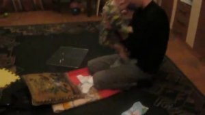 папа меняет памперс