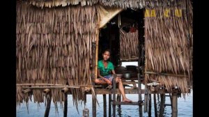 Люди из племени баджау всю жизнь живут в океане