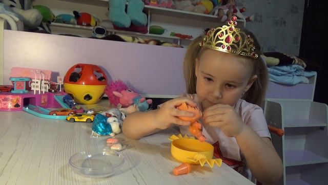 Алиса распаковывает POOPSIE и скрепыша смотреть онлайн