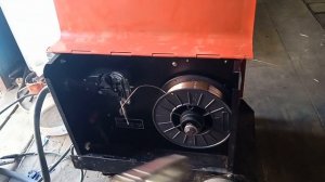 Как установить катушку сварочной проволоки в полуавтомат