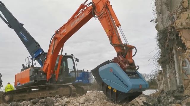 Дробильный ковш ROCKCRUSHER на экскаватор или погрузчик. Работа при демонтаже.