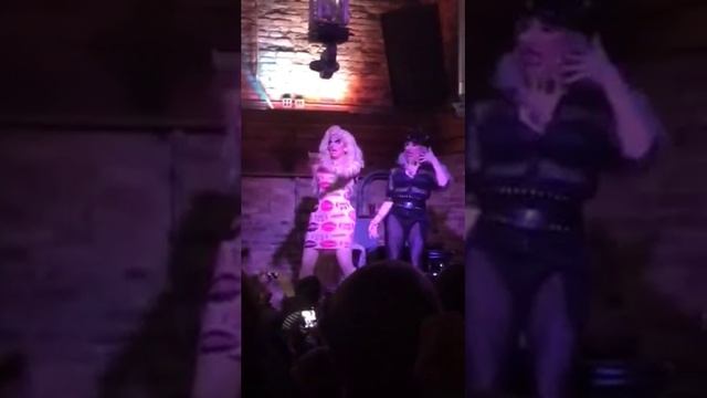 Trixie & Detox imitating lipsync between Fame & Pearl live! смотреть онлайн